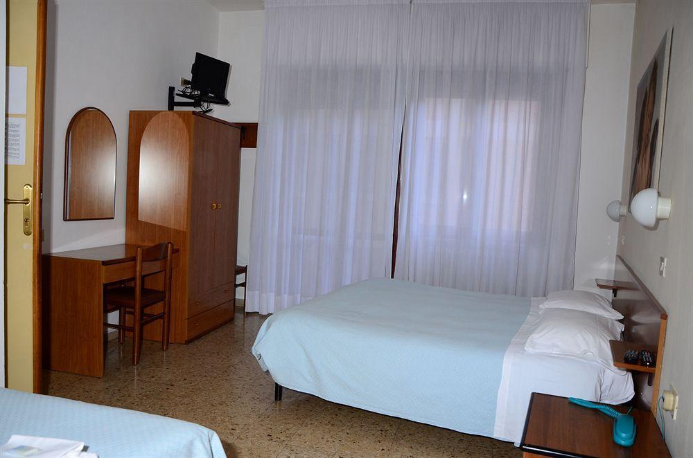 Hotel Cecile Пиза Екстериор снимка