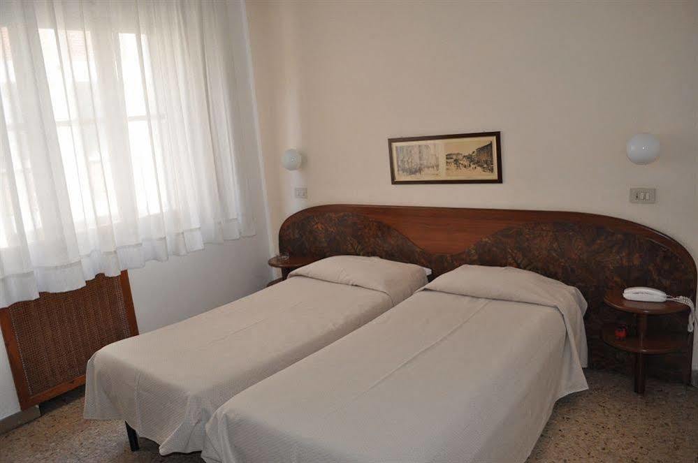 Hotel Cecile Пиза Екстериор снимка